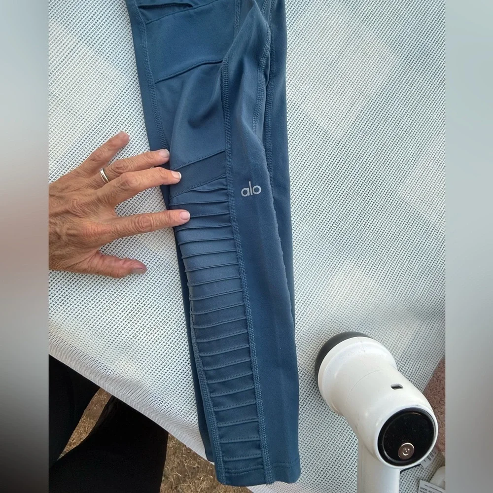 ALO WOMENS LEGGINGS SMALL SIZE BLUE COLOR